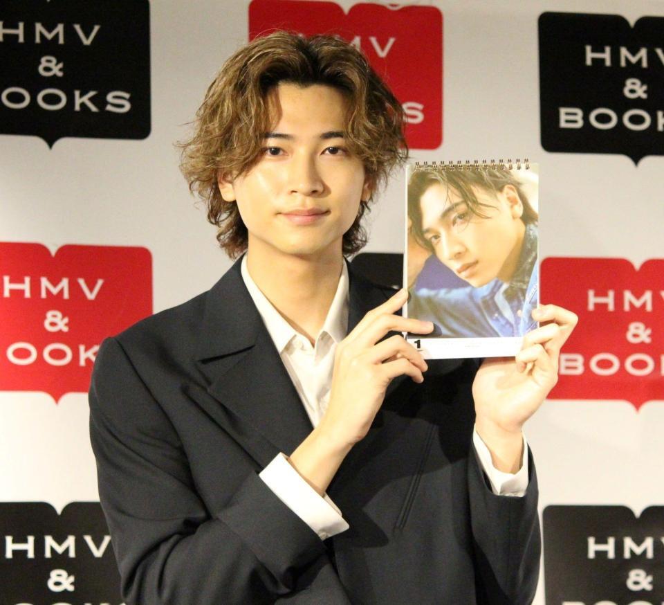 　カレンダーを見せる庄司浩平