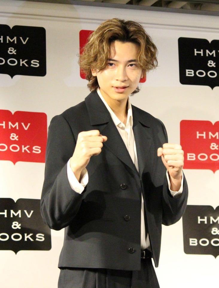 　ポーズを決める庄司浩平