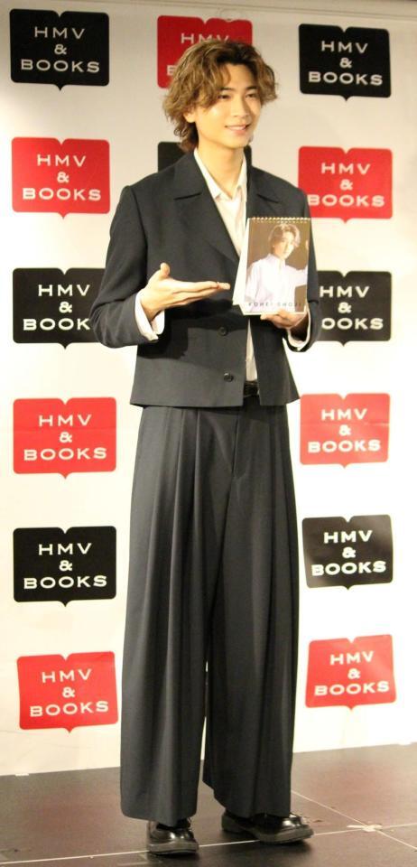 　カレンダーを見せる庄司浩平