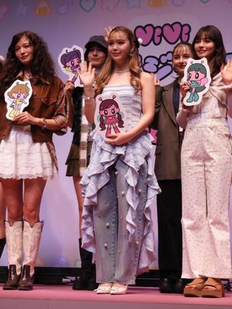 　イベントに登場した藤田ニコル（中央）