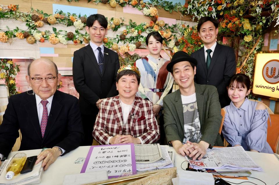　テレ東系「ウイニング競馬」で新ＭＣを務める爆笑問題の田中裕二（下段左から２番目）【©テレビ東京】
