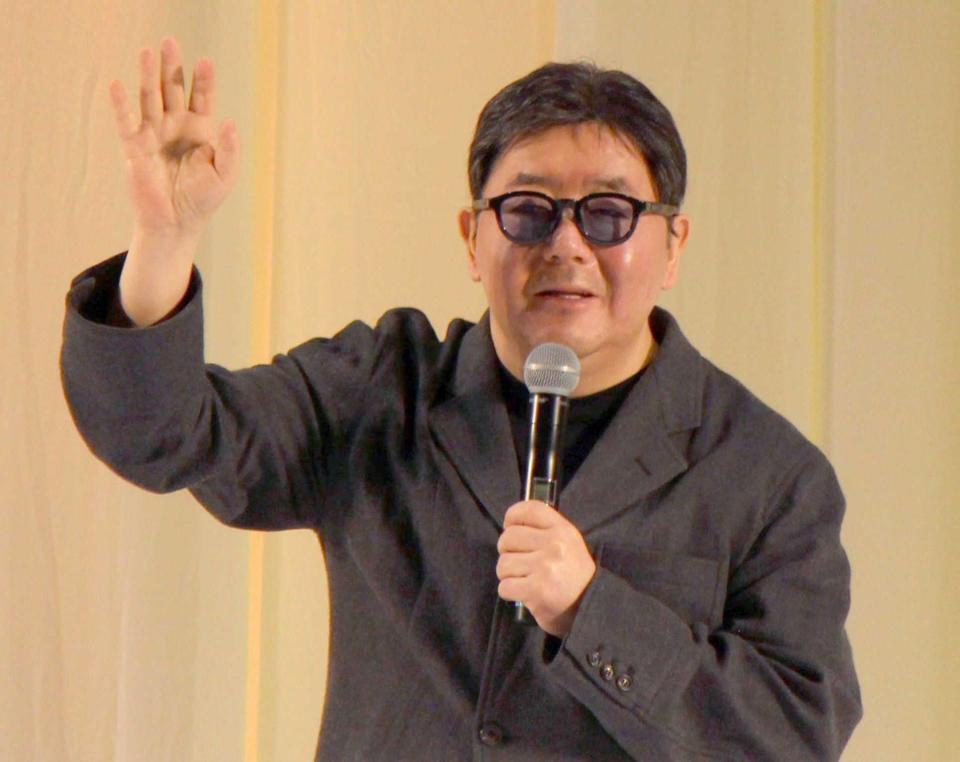 　近大の卒業式にスペシャルゲストとして登壇した秋元康氏