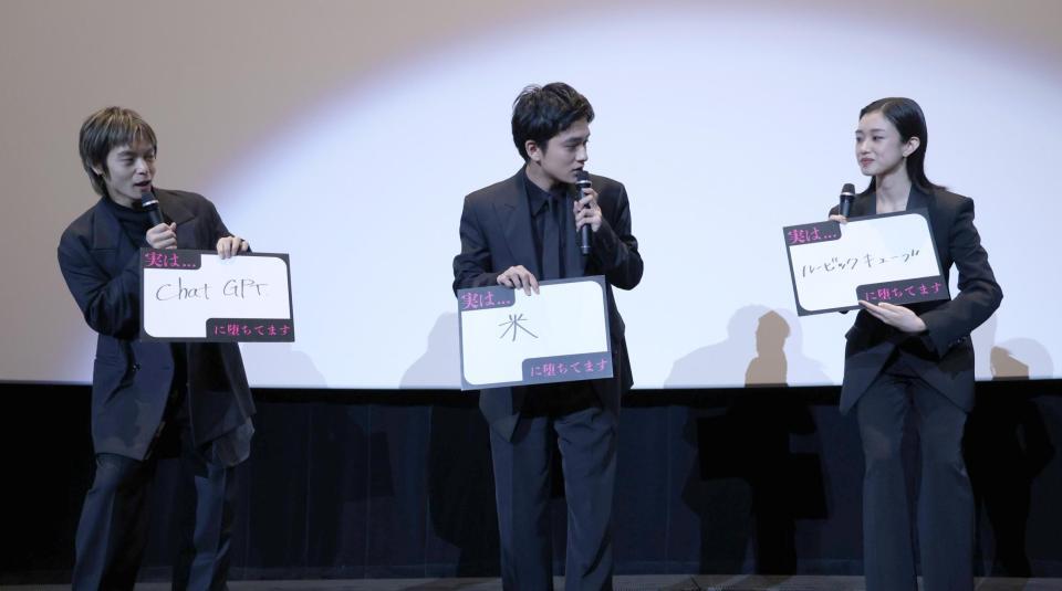 　自身ではやっているものを書いた（左から）窪田正孝、北村匠海、河合優実（撮影・佐々木彰尚）