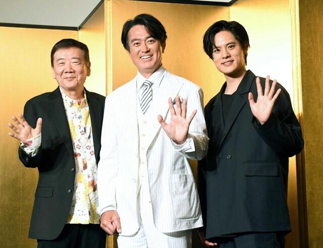 　「反乱のボヤージュ」に主演する石黒賢（中央）と共演の岡本圭人（右）、脚本・演出の鴻上尚史（左）＝撮影・佐藤厚