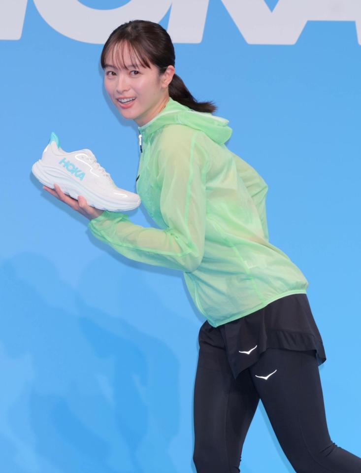 　シューズを手にポーズをとる清野菜名（撮影・棚橋慶太）