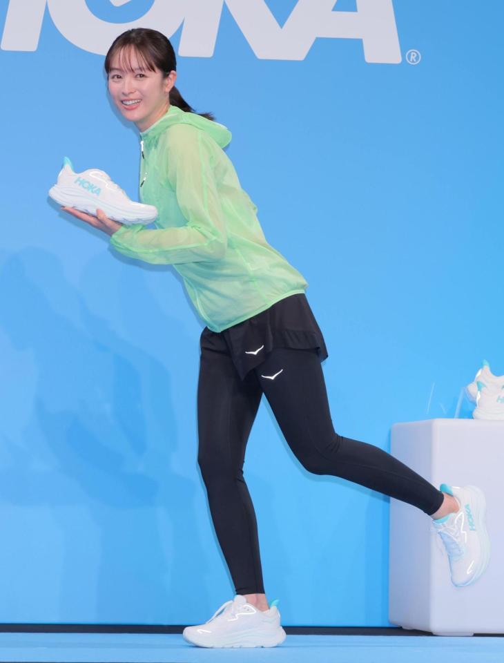 　シューズを手にポーズをとる清野菜名（撮影・棚橋慶太）