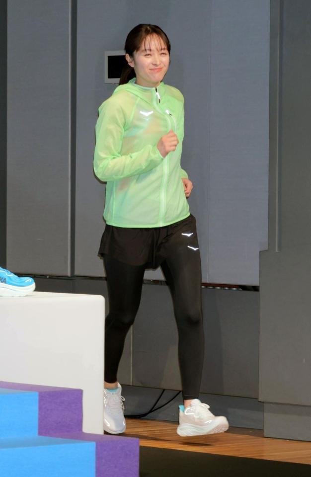 　走って登場した清野菜名（撮影・棚橋慶太）