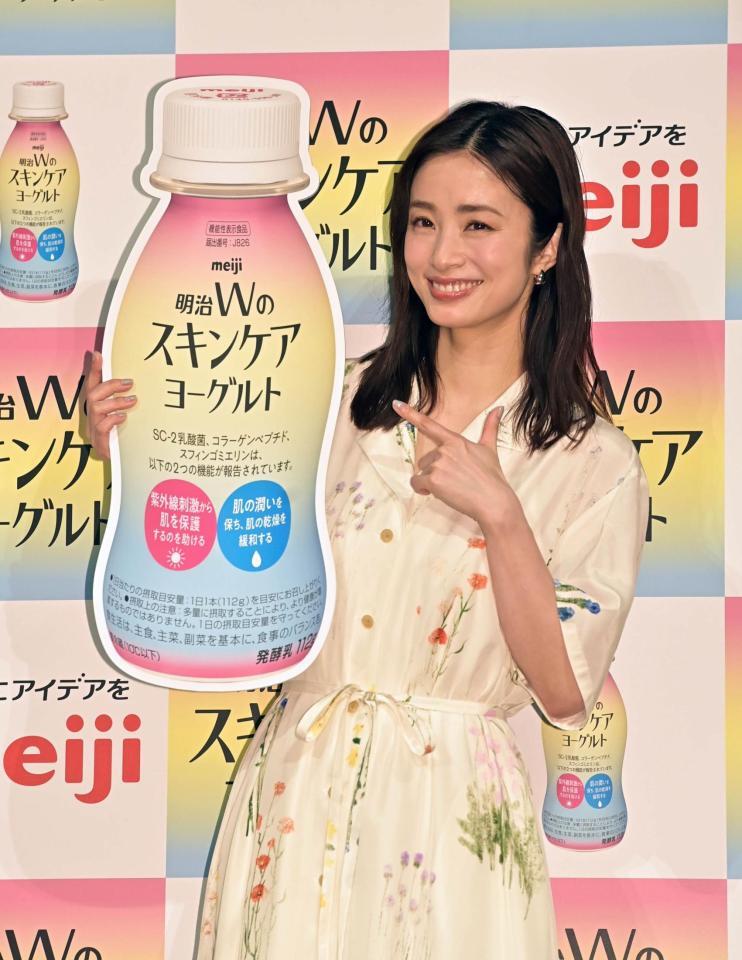 　新彪品のボードを手に笑顔を見せる上戸彩（撮影・持木克友）