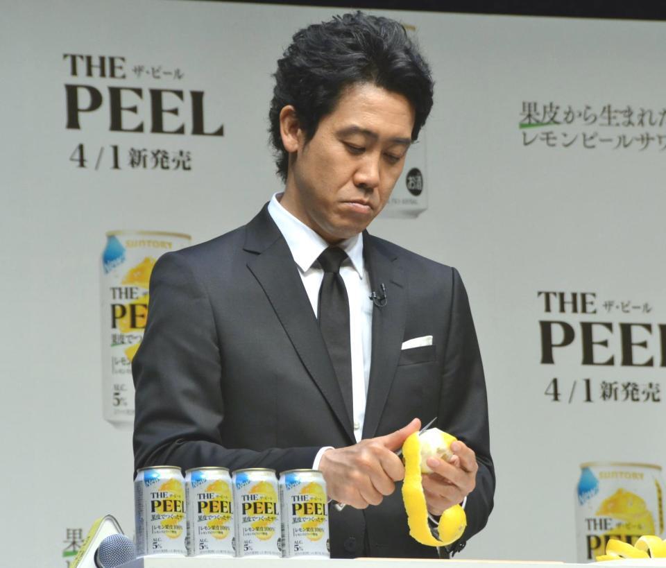 　ナイフでレモンの皮を上手にむく大泉洋