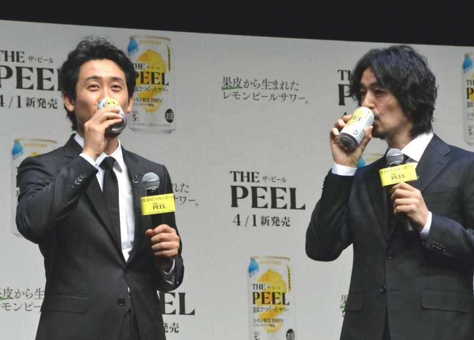 　新商品を試飲する大泉洋（左）と斎藤工