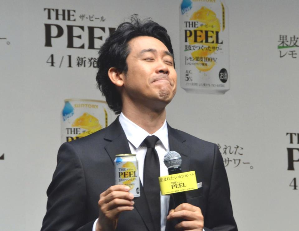 　新商品を試飲して、おいしそうな表情を浮かべる大泉洋