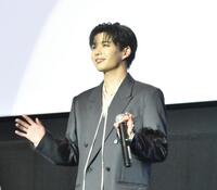 　客席を感慨深げに見つめる長尾謙杜　