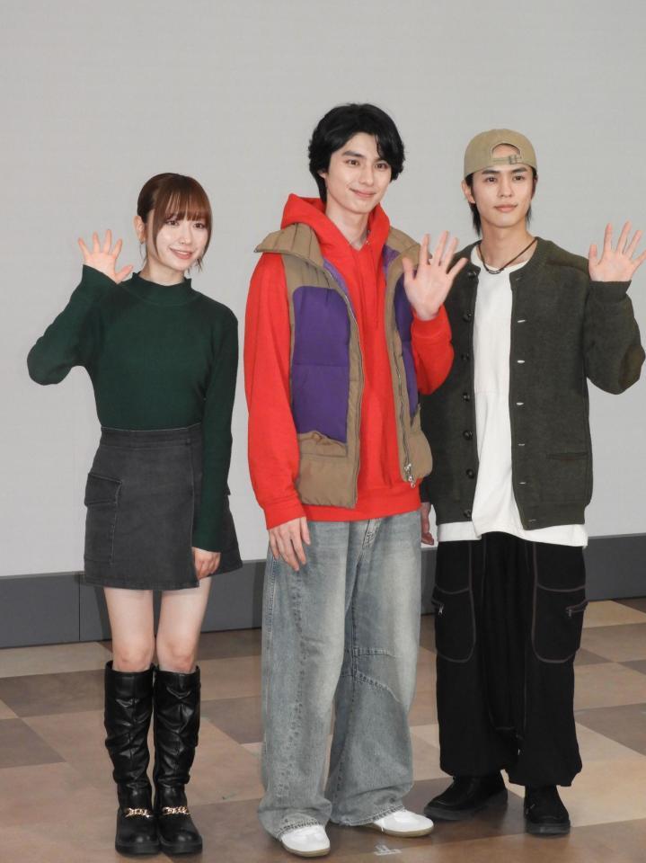 　会見に出席した（左から）吉田凜音、本田響矢、奥野壮