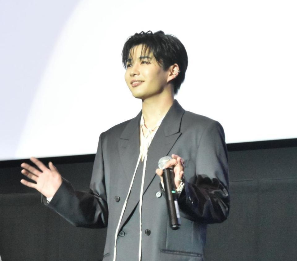 　客席を感慨深げに見つめる長尾謙杜　