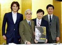 　（左から）寺西優真監督、大村崑、寺西一浩、鈴木あつし衆議院議員