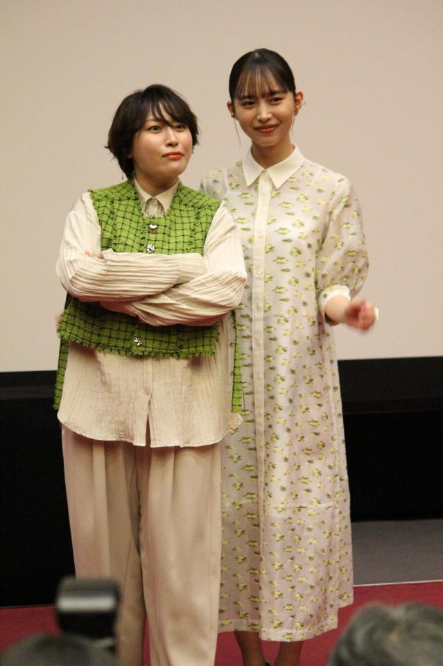 取材会に登場した丸山礼（左）と井桁弘恵