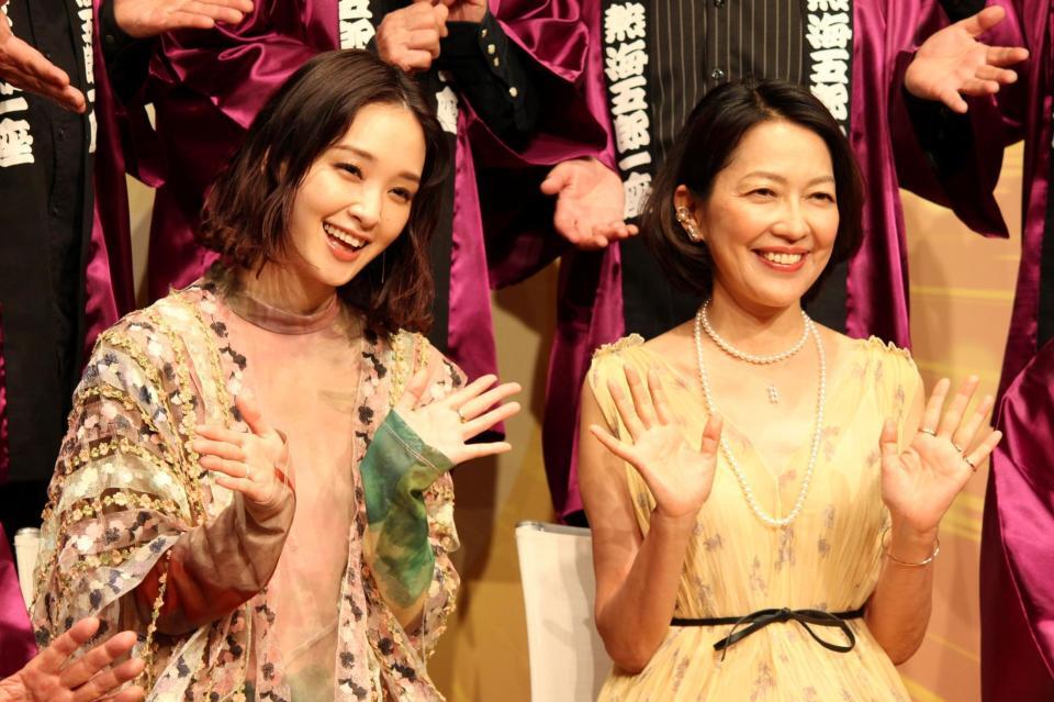 　笑顔を見せる剛力彩芽（左）と羽田美智子