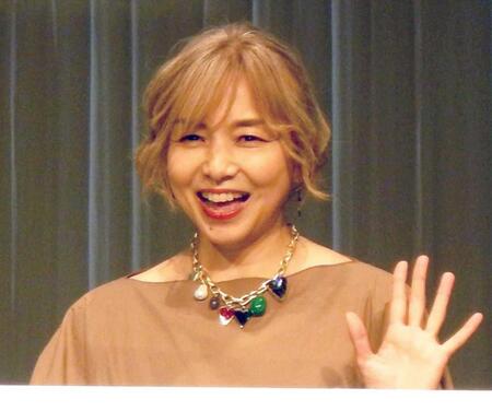 　笑顔で手を振る山口智子