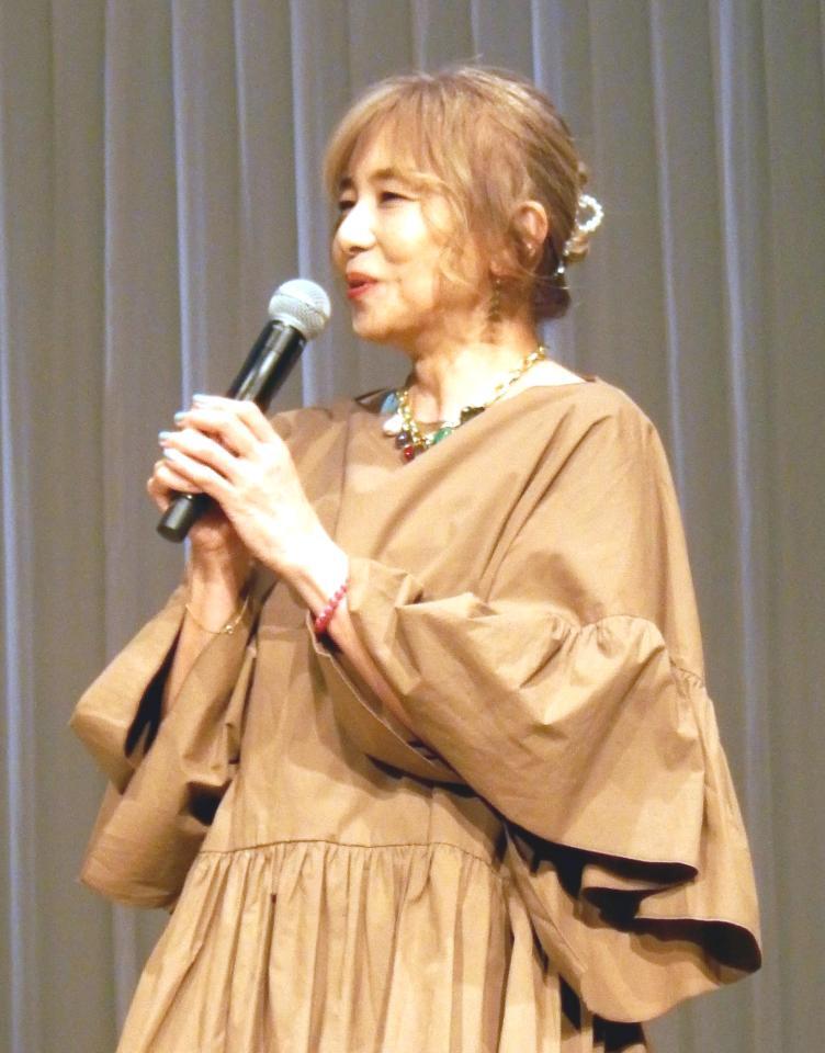 　笑顔でトークする山口智子