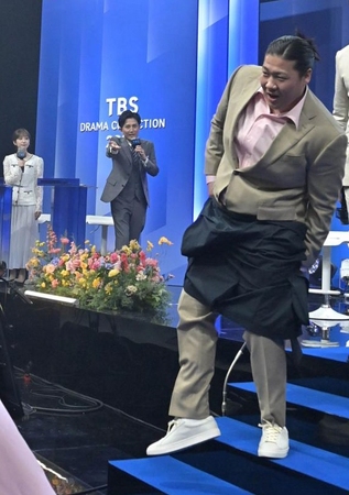 　パンツの破れた一ノ瀬ワタルはジャケットをまわしのようにして降壇する（撮影・持木克友）