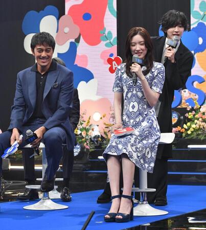 　イベント中にアンサ-ボードを手に立ち上がる道枝駿佑（右）と笑顔の阿部寛（左）と永野芽郁（撮影・持木克友）