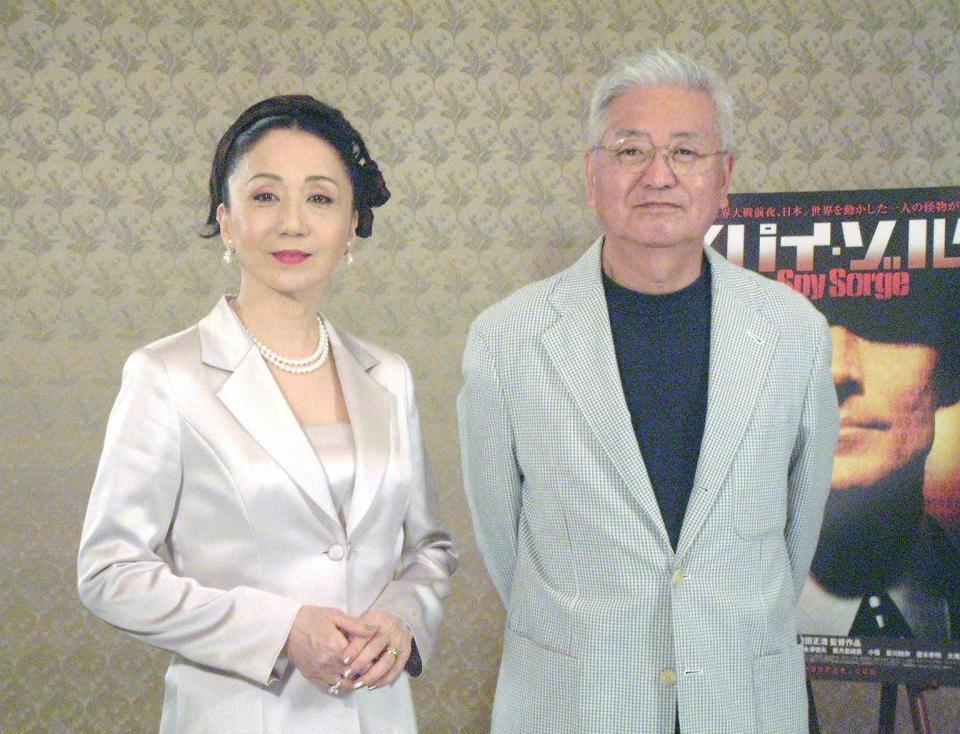 　岩下志麻（左）と夫の篠田正浩さん＝２００３年５月