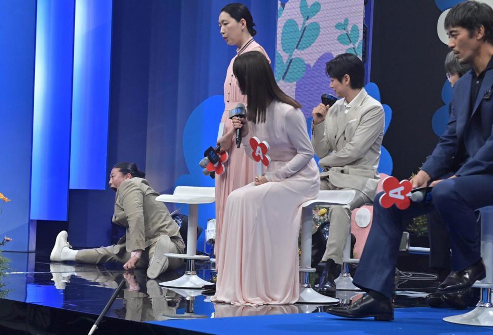 　股割りを披露する一ノ瀬ワタル（左）と見つめる阿部寛（右）ら登壇者（撮影・持木克友）