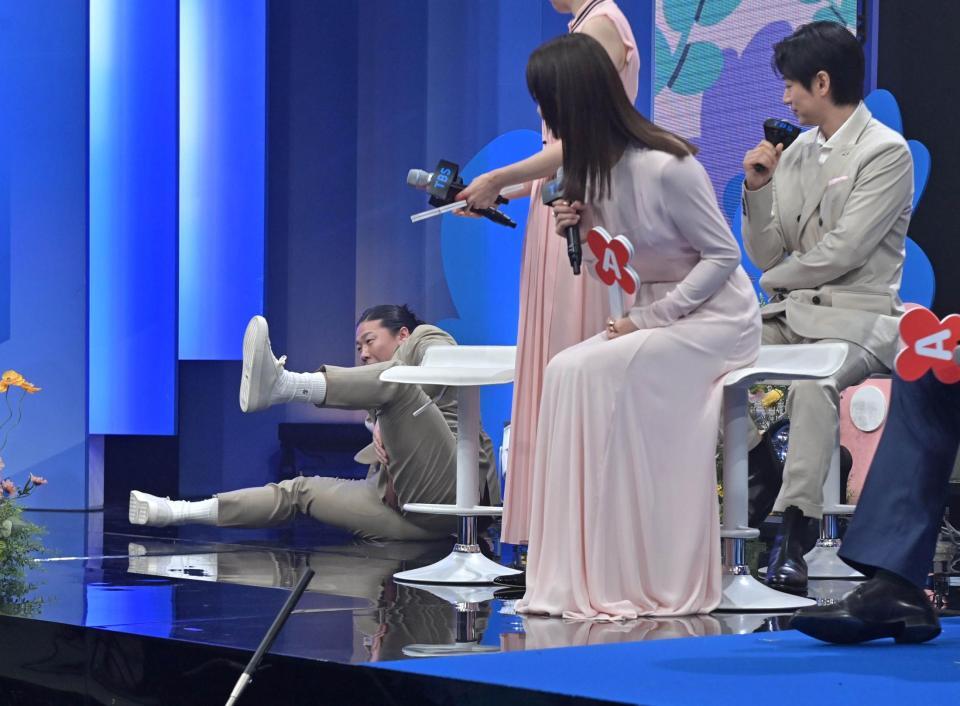 　股割りを披露した一ノ瀬ワタル（左）のパンツが破れる（撮影・持木克友）