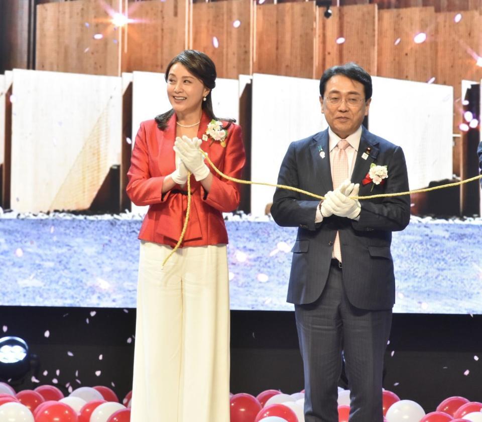 　セレモニーに参加した藤原紀香（左）