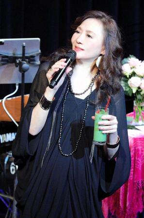 　自身が考案したオリジナルドリンク「ＭＯＲＮＩＮＧ　ＨＩＧＨＷＡＹ」を手にする杏里