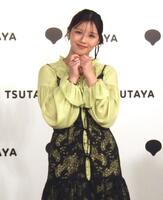 　ポーズを決める渡邉美穂