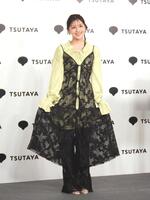 　写真撮影に応じる渡邉美穂