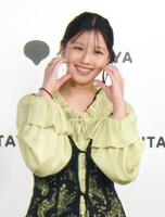 　笑顔で写真に応じる渡邉美穂