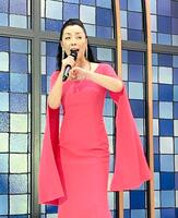 　新曲「愚恋歌」を熱唱する早瀬ひとみ