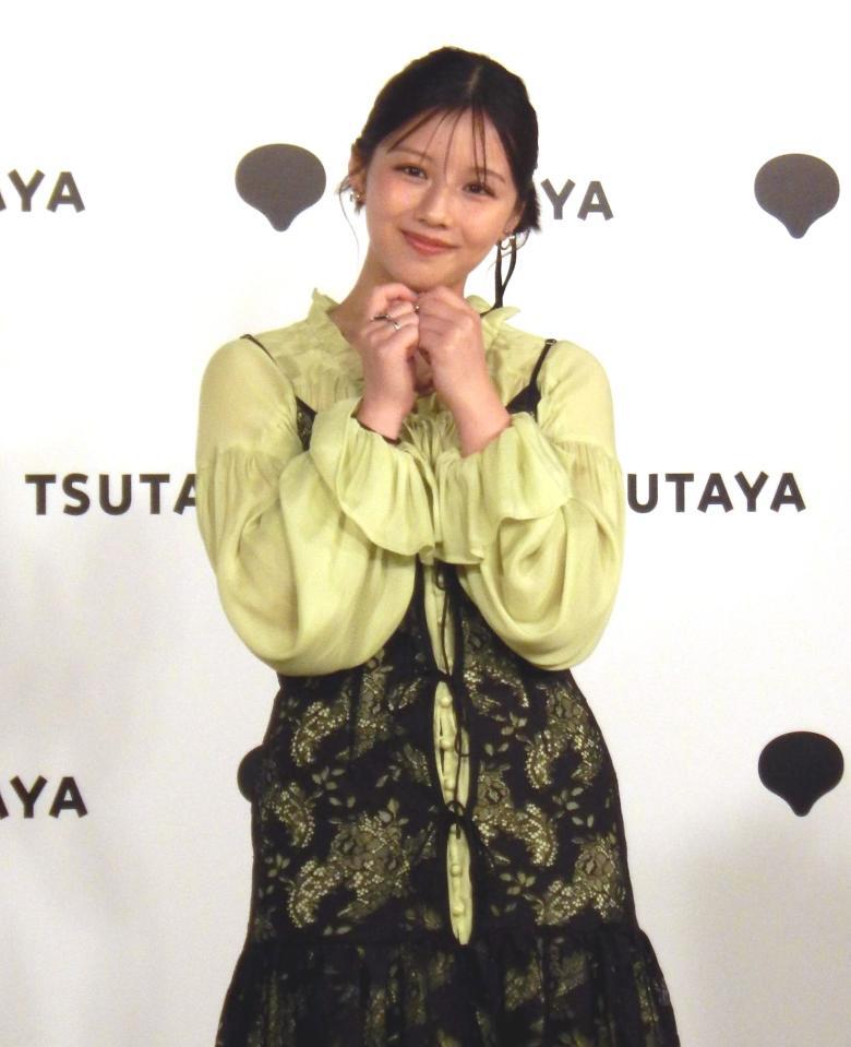 　ポーズを決める渡邉美穂