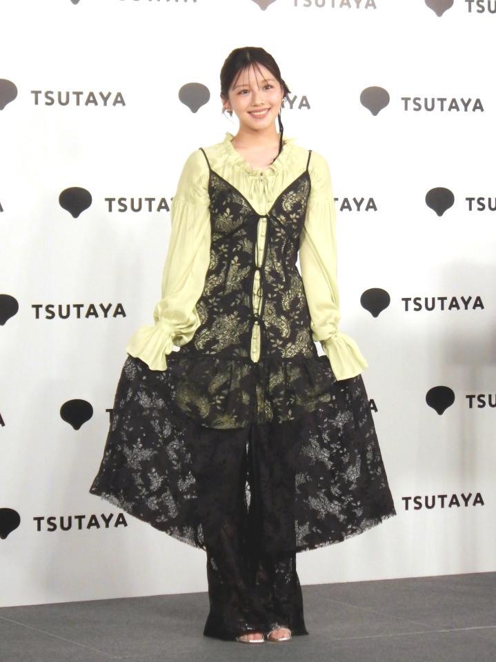 　写真撮影に応じる渡邉美穂