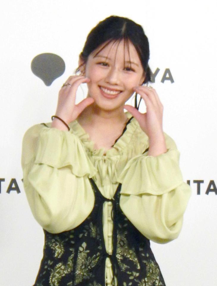 　笑顔で写真に応じる渡邉美穂