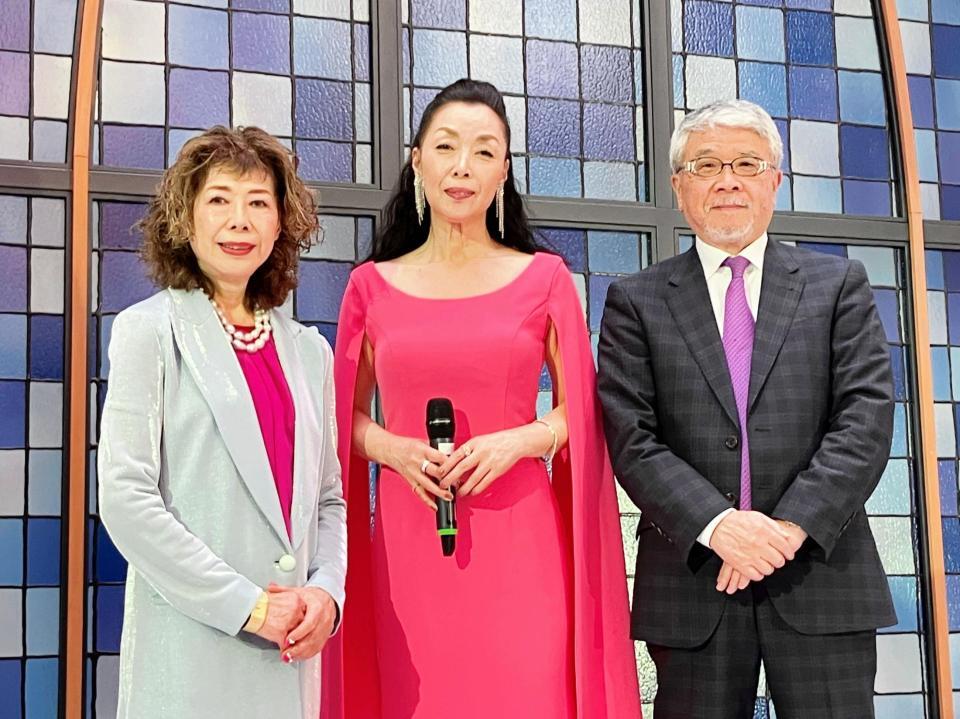 　新曲「愚恋歌」発売記念ライブを行った早瀬ひとみ（中央）と作詞の高畠じゅん子氏（左）、作曲の徳久広司氏