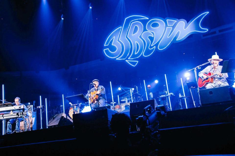 　３５周年記念公演を行ったＢＥＧＩＮの（左から）上地等、比嘉栄昇、島袋優