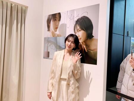 　写真撮影に応じる知英