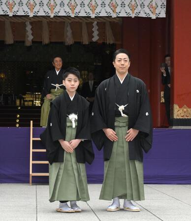 　八代目尾上菊五郎・六代目尾上菊之助襲名披露のお練りを行った尾上菊之助（右）と尾上丑之助（奥は七代目尾上菊五郎）＝撮影・伊藤笙子