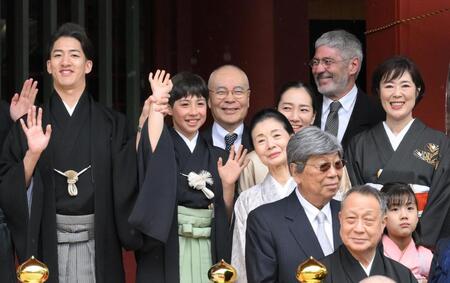 　八代目尾上菊五郎・六代目尾上菊之助襲名披露に参列した（左から）尾上右近、尾上眞秀、尾上墨雪、富司純子、尾上紫、ローラン・グナシア氏、寺島しのぶ（撮影・伊藤笙子）