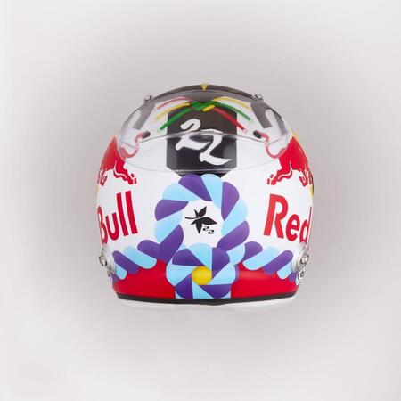 　市川團十郎が監修した角田裕毅がＦ１日本ＧＰで使用する特別デザインヘルメットが公開。テーマは「ＫＡＢＵＫＩ」