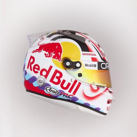 　市川團十郎が監修した角田裕毅がＦ１日本ＧＰで使用する特別デザインヘルメットが公開。テーマは「ＫＡＢＵＫＩ」