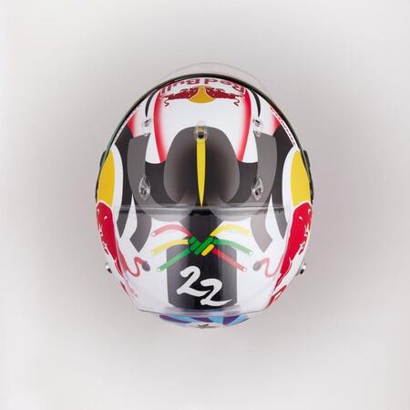 　市川團十郎が監修した角田裕毅がＦ１日本ＧＰで使用する特別デザインヘルメットが公開。テーマは「ＫＡＢＵＫＩ」