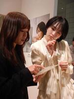 　香りをかぐ知英