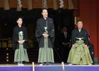 　尾上丑之助（左）、七代目尾上菊五郎（右）とともに八代目尾上菊五郎襲名のあいさつする尾上菊之助（撮影・伊藤笙子）