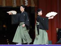 　八代目尾上菊五郎・六代目尾上菊之助襲名披露で奉納舞踊「七福神」を披露する尾上菊之助と尾上丑之助（撮影・伊藤笙子）