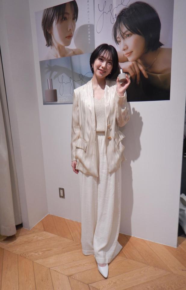 　写真に応じる知英