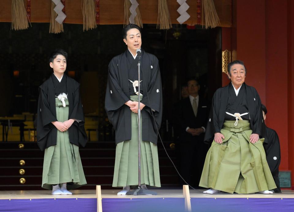 　尾上丑之助（左）、七代目尾上菊五郎（右）とともに八代目尾上菊五郎襲名のあいさつする尾上菊之助（撮影・伊藤笙子）